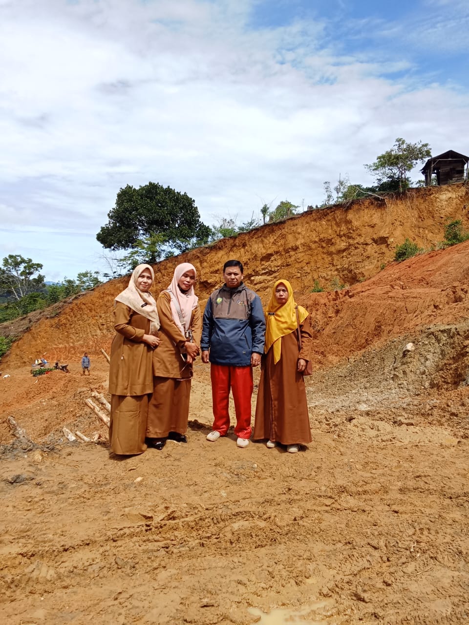 JALAN MENUJU SD 17 PEGASING ACEH TENGAH PUTUS TOTAL AKIBAT LONGSOR; AKTIVITAS BELAJAR MENGAJAR TERHENTI, GURU DAN WARGA MEMOHON PERHATIAN PEMERINTAH